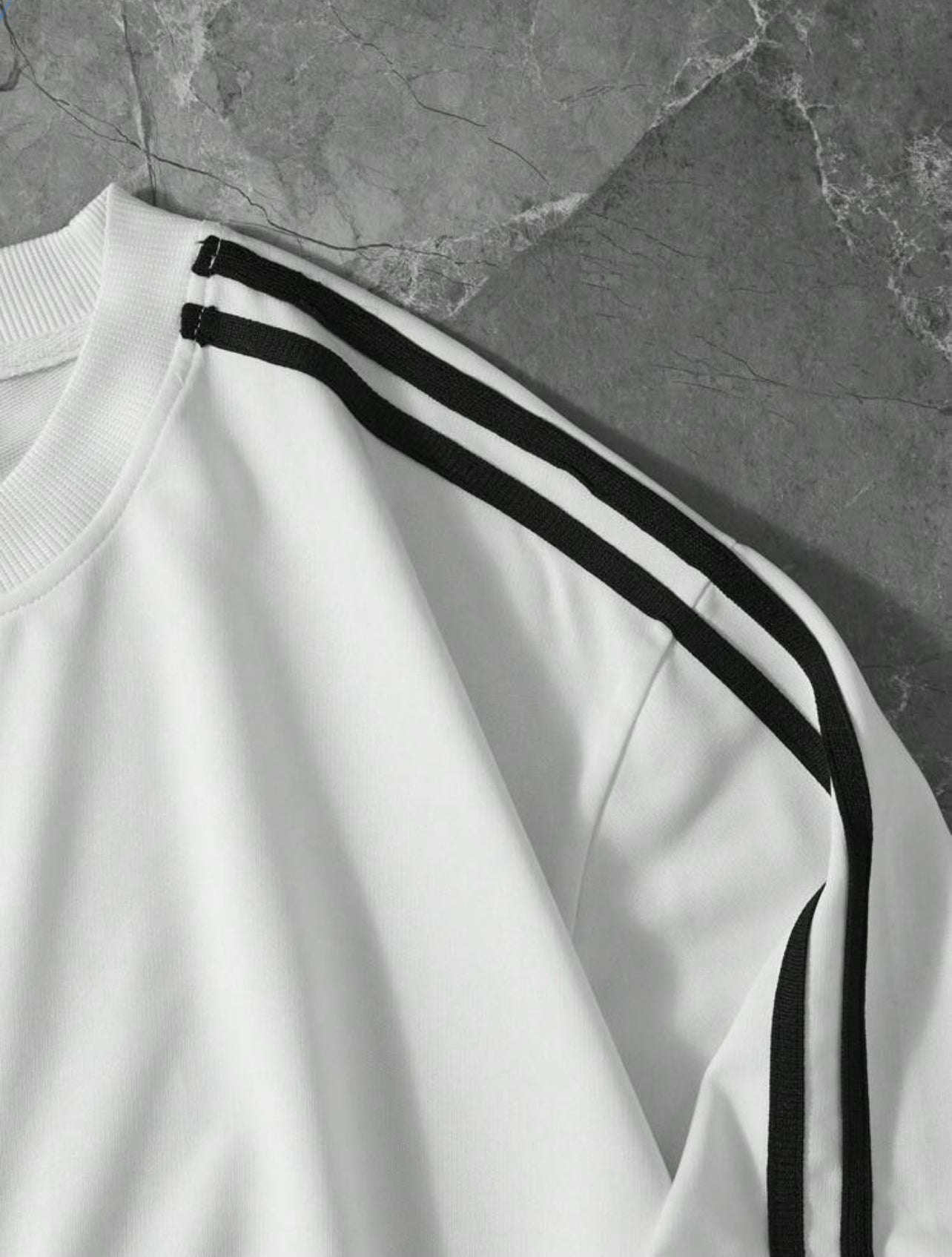 Brazilian Text & National Flag Print Short-Sleeve T-Shirt with Black Ribbon – Black & White Old Money Style