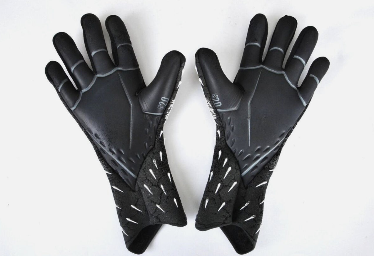 Predator Shadow Pro – Full Black Goalkeeper Gloves